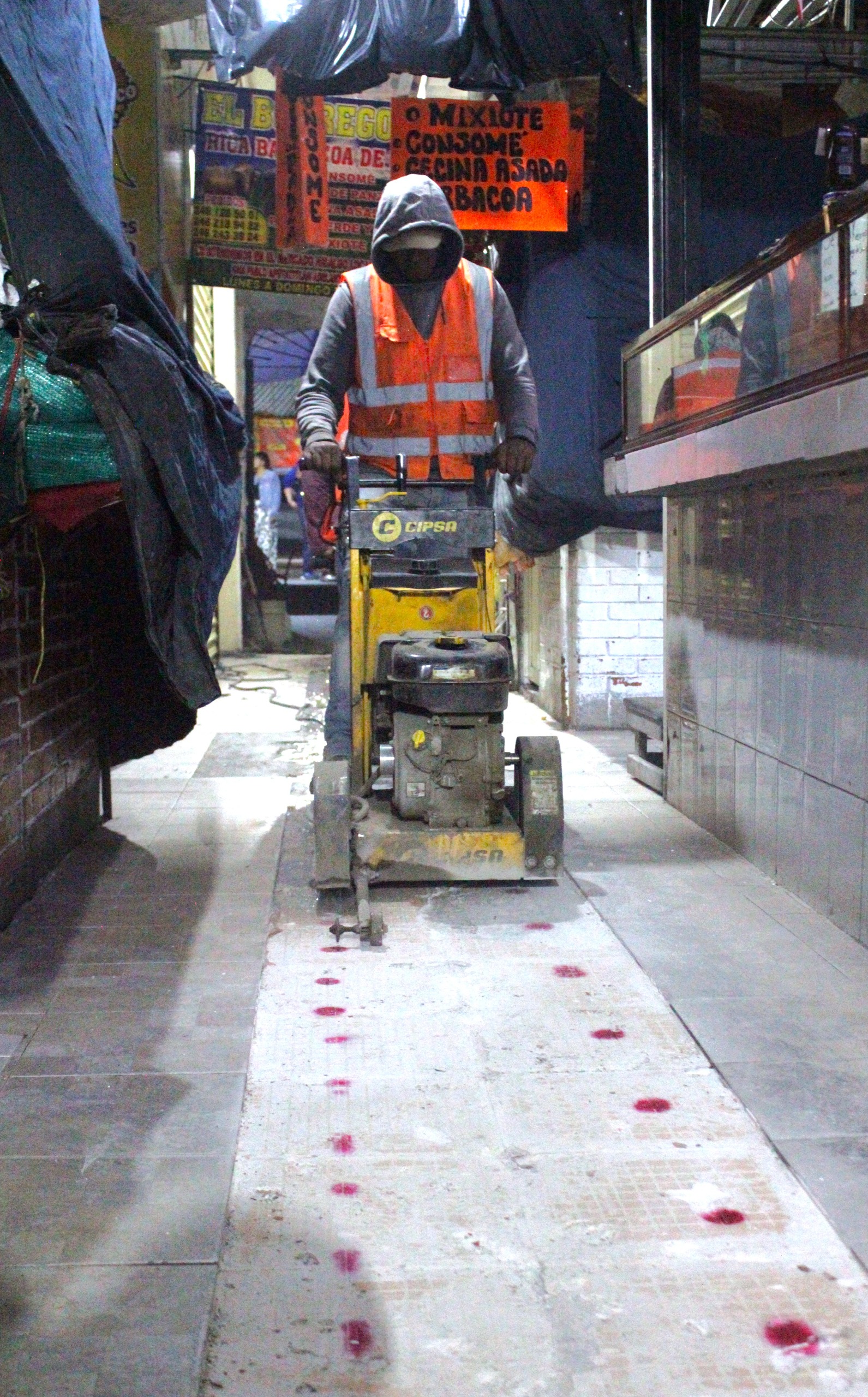 Blanca Angulo cumple en el Mercado Hidalgo: se renueva línea central de drenaje con antigüedad de 50 años